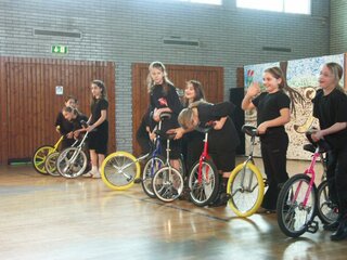 Einradfahrerinnen Einradfahrerinnen