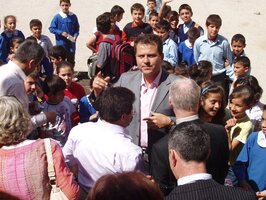 Türkischer Schulleiter inmitten seienr Schüler Türkischer Schulleiter inmitten seienr Schüler