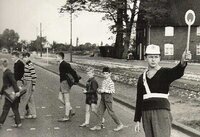 Schülerlotse 1963 auf der Friedrich-Ebert-Straße an der Einmündung zur Bahnhofstraße