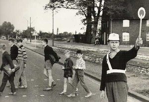 Schülerlotse 1963 auf der Friedrich-Ebert-Straße an der Einmündung zur Bahnhofstraße