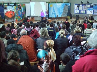 Voll gefüllte Turnhalle Voll gefüllte Turnhalle