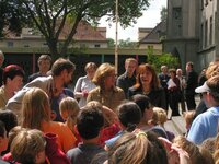 Kinder heißen die Landesbildungsministerin Ute Schäfer und die Bundesministerin Edelgard Bulmahn an unserer Schule willkommen