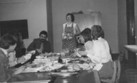 Lehrerkollegium beim Brötchenschmierein für das Sektfrühstück anlässlich des 50. jährigen Schuljubiläums