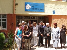 Gäste und Gastgeber vor dem Schulgebäude Gäste und Gastgeber vor dem Schulgebäude