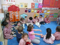 Schulkinder begrüßen die Gäste