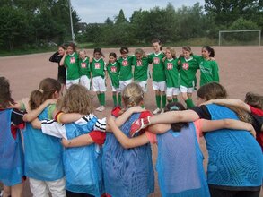 Begrüßung des Schiedsrichters und Gegners Begrüßung des Schiedsrichters und Gegners