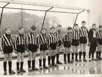 Auf diesem Foto sieht man die Fußballmannschaft, die 1965 im Endspiel um die Stadtmeisterschaft knapp verlor.