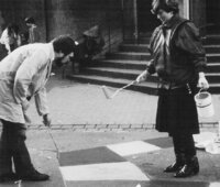 Ein Schülervater und die Türkischlehrerin Frau Varol beim Aufmalen von Spielfeldern auf dem Schulhof 1983