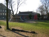 Schulhaus und Turnhalle