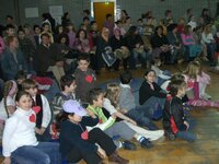 Voll gefüllte Turnhalle beim Tag der Erziehung