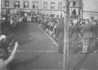 Versammlung am 1. Mai 1934 auf dem Schulhof.