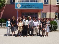 Comenius-Gruppe vor dem Schulgebäude Comenius-Gruppe vor dem Schulgebäude