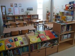 Klassenraum mit Bücherei