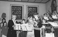 Musiklehrerin Frau Elisabeth Tinz mit ihren Flötenkindern beim Adventskonzert am 22. Dezember 1988