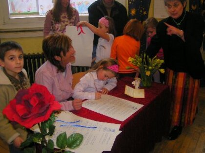 Auch die Kinder unterzeichnen