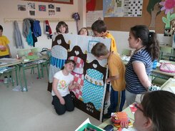 Schulkinder begrüßen die Gäste