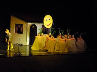 Gesamtschulkinder spielen ......